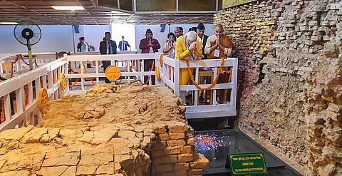 பிரதமர் மோடி மற்றும் நேபாள பிரதமர் ஷேர் பகதூர் தியூபா ஆகியோர் லும்பினியில் உள்ள புத்தர் பிறந்த இடத்தில் உள்ள மகா மாயாதேவி கோயிலில் சென்று சாமி தரிசனம் செய்தனர்.