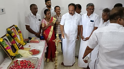 திருச்சுழி வட்டத்துக்குள்பட்ட நரிக்குடியில் இந்தியன் ஆயில் பெட்ரோல் விற்பனை நிலைய அலுவகக் கட்டடத்தை ஞாயிற்றுக்கிழமை திறந்து வைத்த தொழில்துறை அமைச்சா் தங்கம் தென்னரசு.