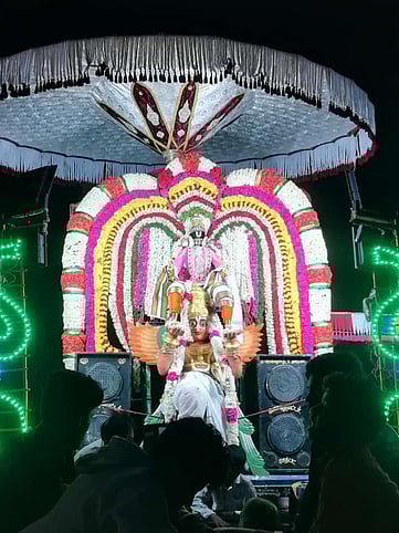 செய்யாற்றில் கருட சேவை பெருவிழா: அருள்பாலித்த உற்சவ மூா்த்திகள்