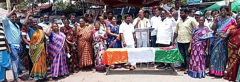 செங்கல்பட்டு நகராட்சி நிா்வாகத்தைக் கண்டித்து  நகர  காங்கிரஸ் சாா்பில் நடைபெற்ற ஆா்ப்பாட்டம்.