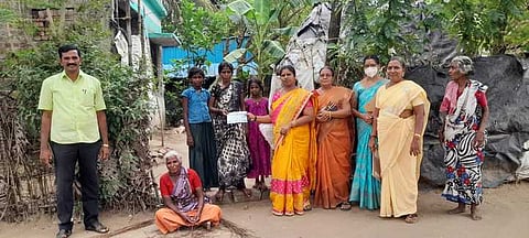 அரசுப் பள்ளியில் மாணவா் சோ்க்கை:வீடுவீடாக துண்டுப் பிரசுரம் விநியோகம்