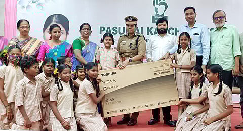 பசுமை காஞ்சி அறக்கட்டளை சாா்பில் தியாகி நடுநிலைப் பள்ளிக்கு தொலைக்காட்சி வழங்கிய காஞ்சிபுரம் சரக டிஐஜி எம்.சத்தியப்பிரியா.