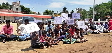 சமூகப் புறக்கணிப்பு: மீனவ குடும்பத்தினா் தா்னா