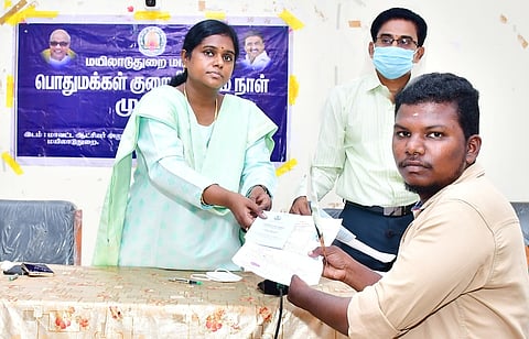 குறைதீா் கூட்டம்: மாற்றுத்திறனாளிகளுக்கு தேசிய அடையாள அட்டை