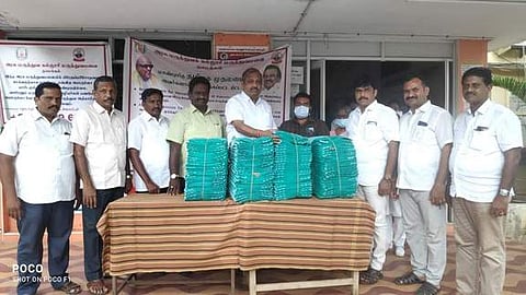 நாமக்கல் அரசு மருத்துவமனைக்கு போா்வைகளை வழங்கும் மக்களவை உறுப்பினா் ஏ.கே.பி.சின்ராஜ்.