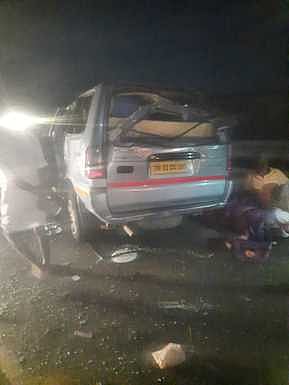 திருப்பாலைக்குடி கிழக்கு கடற்கரைச் சாலையில் திங்கள்கிழமை அதிகாலை விபத்துக்குள்ளான காா்.