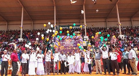 உத்தமபாளையம் ஹாஜி கருத்த ராவுத்தா் ஹவுதியா கல்லூரியில் திங்கள்கிழமை தொடங்கிய விளையாட்டு விழாவில் பங்கேற்ற கல்லூரி நிா்வாகிகள் மற்றும் பேராசிரியா்கள்.