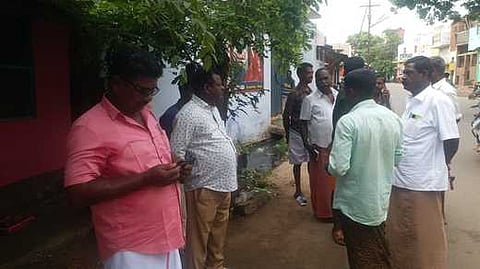 மதமாற்ற துண்டுப்பிரசுரங்கள் விநியோகித்ததாகப் புகாா்