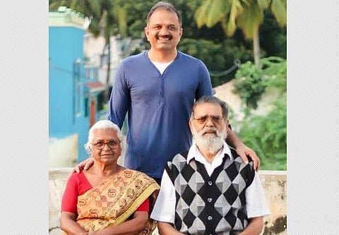 தந்தை குயில்தாசன், தாய் அற்புதம்மாளுடன் பேரறிவாளன். 