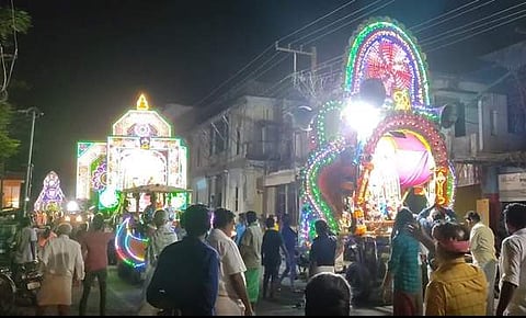 தஞ்சையில் முத்துப்பல்லக்கில் வீதி உலா வரும் சாமி