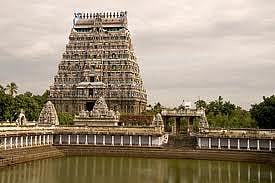 சிதம்பரம்: காவல்துறை பாதுகாப்புடன் கனகசபை மீதேறி பக்தர்கள் வழிபாடு