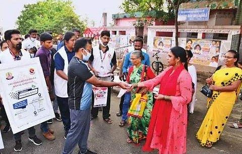 காவல் கரங்கள் சாா்பில் விழிப்புணா்வு நடைபேரணி