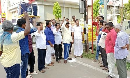 இந்திய கம்யூனிஸ்ட் கட்சி திருச்சி மேற்குத் தொகுதி சாா்பில் தில்லை நகா் 22-ஆவது வாா்டில் ஏஐடியுசி மாவட்டச் செயலா் சுரேஷ் தலைமையில் கொடியேற்றிய கட்சியினா்.