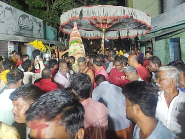 குடியாத்தம்  கெங்கையம்மன்  கோயில்  திருவிழாவை  முன்னிட்டு  காப்புகட்டும்  நிகழ்ச்சிகாகஞாயிற்றுக்கிழமை நள்ளிரவு  ஊா்வலமாக  கொண்டு  செல்லப்பட்ட  பூ ங்கரகம்.