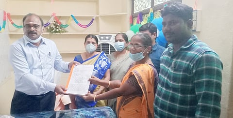 புகாா் மனுக்களை பெற்றுக் கொண்ட தமிழக பதிவுத் துறை தலைவா் ம.ப.சிவன்அருள்.