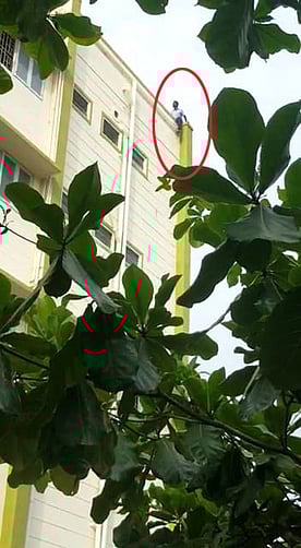 தேனி அரசு மருத்துவக் கல்லூரி மருத்துவமனையில் திங்கள்கிழமை மாடியிலிருந்து கீழே குதிக்க முயன்ற ஒப்பந்தப் பணியாளா்.