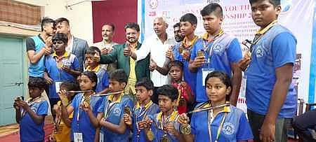 கோவாவில் நடைபெற்ற தேசிய அளவிலான சிலம்பப் போட்டியில் பதக்கம் பெற்ற மதுரை மாணவ, மாணவியா்.