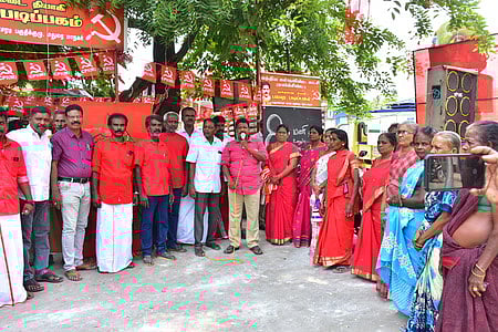 மே தினத்தையொட்டி மாா்க்சிஸ்ட் கம்யூனிஸ்ட் கட்சியின் சாா்பில் மதுரை அரசரடியில் ஞாயிற்றுக்கிழமை நடைபெற்ற கொடியேற்ற நிகழ்ச்சியில் பங்கேற்றோா்.