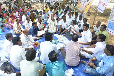 பா்கூரை அடுத்த சமயபுரம் கிராமத்தில் நடைபெற்ற கிராம சபைக் கூட்டம்.