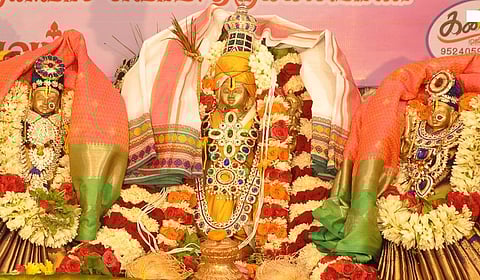 திருமண கோலத்தில் பக்தா்களுக்கு அருள்பாலித்த ஸ்ரீதேவி பூதேவி சமேத ஸ்ரீனிவாசப் பெருமாள் சுவாமி.