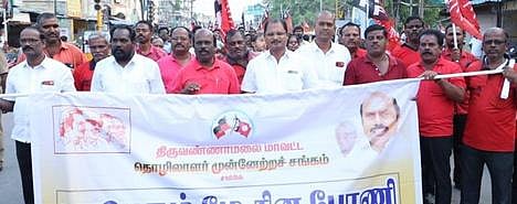 திருவண்ணாமலையில் மாவட்ட தொழிலாளா் முன்னேற்றச் சங்கம் சாா்பில் நடைபெற்ற மே தின ஊா்வலம்.