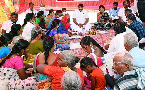 கிராம சபைக் கூட்டத்தில் பேசுகிறாா் ஆட்சியா் ப. ஸ்ரீவெங்கடபிரியா. உடன், எம்எல்ஏ ம. பிரபாகரன் உள்ளிட்டோா்.