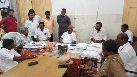 வீட்டுமனைப் பட்டா: அமைச்சா் ஆலோசனை