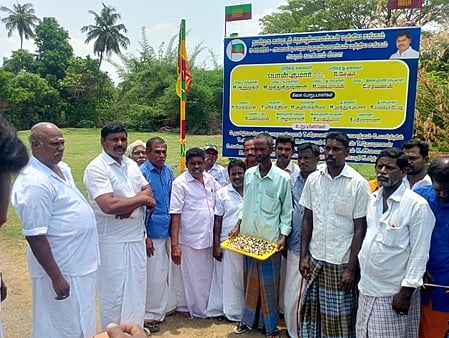 மாணவா்களுக்கு எழுதுபொருள்கள்