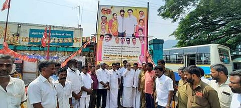 கூடலூரில் தொமுச சாா்பில் நடைபெற்ற மே தின விழாவில் பங்கேற்றோா்.