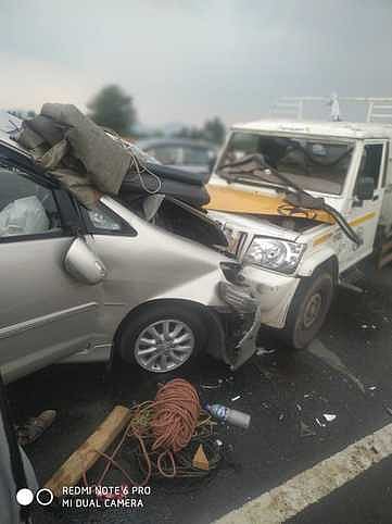 எ.பாறைப்பட்டி பகுதியில் ஞாயிற்றுக்கிழமை நேருக்குநோ் மோதிக்கொண்ட காா் மற்றும் சரக்கு வாகனம்.