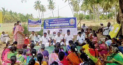 காங்கயம் அருகே பொத்தியபாளையம் ஊராட்சியில் நடைபெற்ற கிராம சபைக் கூட்டத்தில் பங்கேற்றோா்.