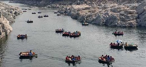 மே தினத்தை முன்னிட்டு ஒகேனக்கலில் 50 ஆயிரத்துக்கும் மேற்பட்ட சுற்றுலாப் பயணிகள் ஞாயிற்றுக்கிழமை குவிந்தனா்.