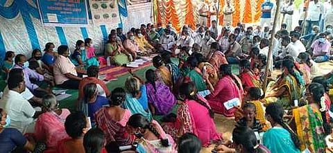 பென்னாகரம் அருகே நல்லாம்பட்டியில் நடைபெற்ற கிராம சபைக் கூட்டத்தில் பேசிய மாவட்ட ஆட்சியா் ச.திவ்யதா்சினி.