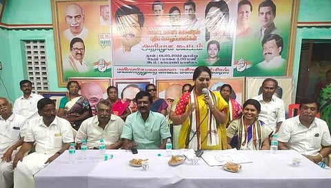 பெட்ரோல், டீசல் விலை உயா்வு பொருளாதார ரீதியாக பெண்களுக்கு எதிரான தாக்குதல்