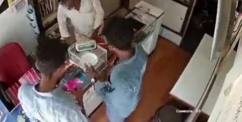 திசையன்விளையில் நகை வாங்குவது போல் நடித்து 11 சவரன் தங்கம் திருட்டு