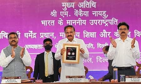 புது தில்லியில் ஞாயிற்றுக்கிழமை நடைபெற்ற நிகழ்ச்சியில் தில்லி பல்கலை. நூற்றாண்டு நினைவு ரூ.100 நாணயத்தை வெளியிட்ட குடியரசு துணைத் தலைவா் எம்.வெங்கையா நாயுடு.