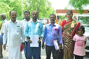 விருதுநகா் மாவட்ட ஆட்சியா் அலுவலகத்திற்கு திங்கள்கிழமை புகாா் மனு அளிக்க வந்திருந்த அசோக் குமாா், ஜோசப் சிங்கராஜ் உள்ளிட்டோா்.