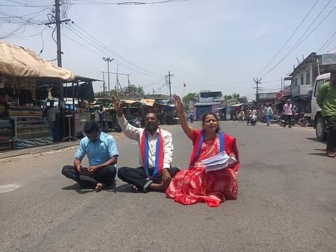 வந்தவாசி நகராட்சி அலுவலகம் முன்  மறியலில் ஈடுபட்ட 2-ஆவது வார்டு நகர்மன்ற உறுப்பினர் ஷீலா மூவேந்தன் மற்றும் விடுதலை சிறுத்தைகள் கட்சியினர்.