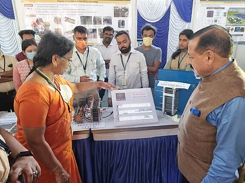 மத்திய அமைச்சர் ஜிதேந்திர சிங்  மின் வேதியல் ஆய்வக நிறுவனத்தில்