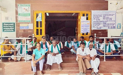 விவசாயிகளைப் பார்த்ததும் காரை திருப்பிச் சென்றாரா காங்கயம் வட்டாட்சியர்?