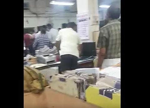 மதுரையில் ரயில்வே கோட்ட மேலாளர் அலுவலகத்தில், அடித்துக் கொண்ட இரு ரயில்வே சங்க நிர்வாகிகள்.
