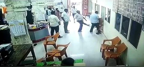 ஸ்ரீவில்லிபுத்தூர் ஆண்டாள் கோயிலில் பணியாளரை எட்டி உதைக்கும் அதிகாரி