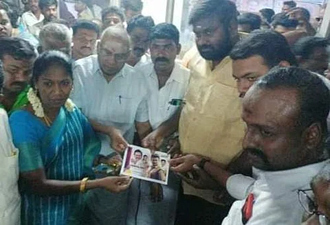 மானாமதுரையில் உதயநிதி ஸ்டாலின் நடித்த நெஞ்சுக்கு நீதி திரைப்படத்தைக் காண திமுகவினருக்கும் ரசிகர்களுக்கும் எம்.எல்.ஏ தமிழரசி இலவசமாக டிக்கெட்டுகள் வழங்கினார்.
