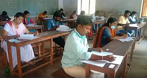 தமிழகத்தில் குரூப் 2,2ஏ தோ்வு தொடங்கியது 