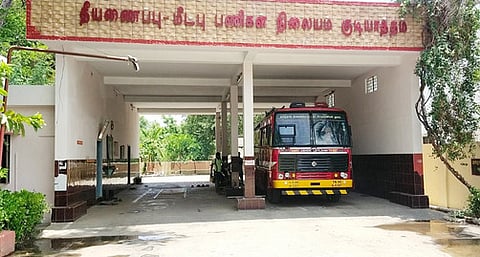 ஒரே  வாகனத்துடன்  உள்ள  குடியாத்தம்  தீயணைப்பு  நிலையம்.