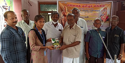 நிகழ்ச்சியில் அறிவுறுத்திறன் வளா்க்கும் நூலினை பரிசாகப் பெற்ற கல்லூரி மாணவி எம்.ரோசினி.