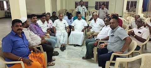 ஆலோசனைக் கூட்டத்தில் கலந்துகொண்ட வணிகா்கள் சங்கத்தினா்.