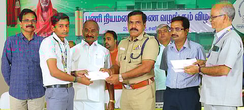 மாணவருக்கு பணி நியமன ஆணையை வழங்கிய வந்தவாசி டிஎஸ்பி வெ.விஸ்வேஸ்வரய்யா.