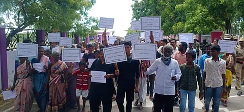 தூத்துக்குடி துப்பாக்கிச்சூட்டில் பாதிக்கப்பட்டவர்களின் குடும்பத்தினர்