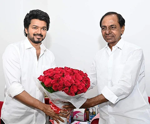 விஜய் நடிக்கும் படத்தின் ஷூட்டிங் நடைபெற்று வரும் நிலையில், மரியாதை நிமித்தமாக மலர்கொத்து கொடுத்து தெலங்கானா முதல்வரை சந்தித்த நடிகர் விஜய்.